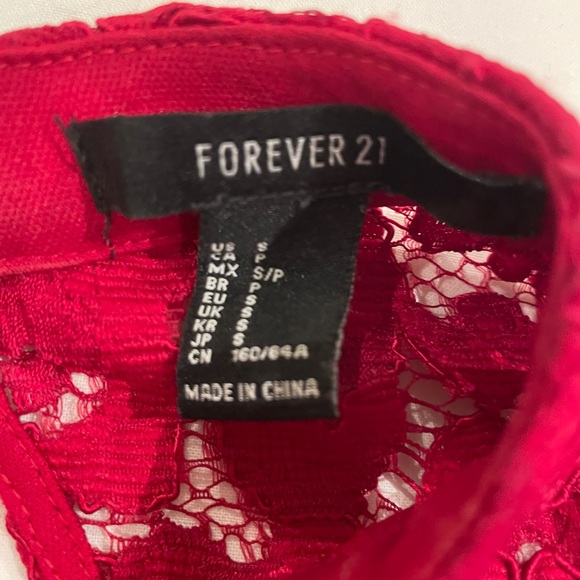 Red lace dress - Picture 3 of 4